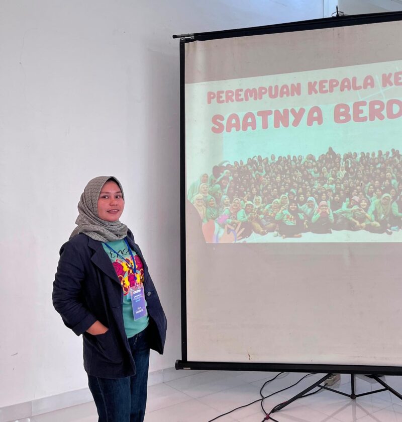 Ketua PEKKA Kabupaten Aceh Jaya, Julia Marni, saat mengikuti kegiatan penguatan kapasitas Perempuan Kepala Keluarga (PEKKA) di Jakarta. Foto: Dok. Pribadi