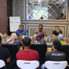 Koordinator Lapangan Deni Setiawan memimpin aksi penyampaian pendapat YLBH-KI Aceh Barat di depan Mapolda Aceh. Sebanyak 10 perwakilan massa kemudian diterima dialog oleh Dirreskrimum Polda Aceh Kombes Pol. Andre Librian, Jumat (3/7/2026). Foto: Dok. Istimewa