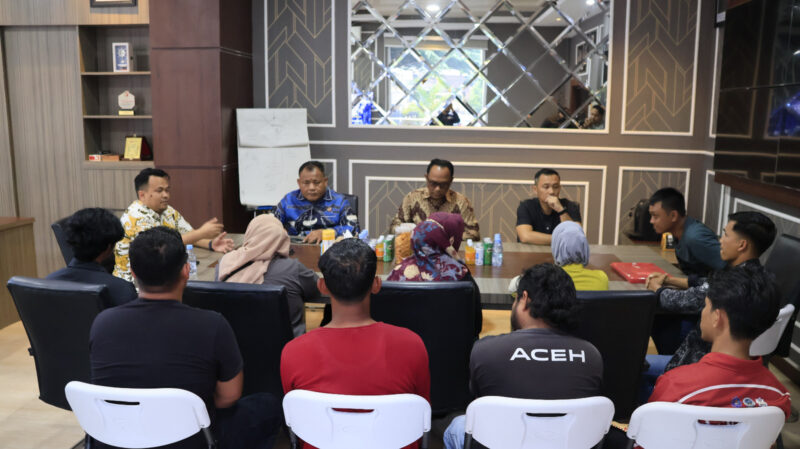 Koordinator Lapangan Deni Setiawan memimpin aksi penyampaian pendapat YLBH-KI Aceh Barat di depan Mapolda Aceh. Sebanyak 10 perwakilan massa kemudian diterima dialog oleh Dirreskrimum Polda Aceh Kombes Pol. Andre Librian, Jumat (3/7/2026). Foto: Dok. Istimewa 