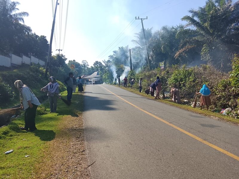 Kepala Desa Tanjung Aur 1, Genti, bersama perangkat desa, tokoh masyarakat, Karang Taruna, dan warga bergotong royong membersihkan saluran air, memotong rumput liar, serta mengangkut sampah dalam kegiatan kerja bakti guna mewujudkan lingkungan desa yang bersih, sehat, dan nyaman, Kamis (9/7/2026). Foto: Dok. Istimewa 