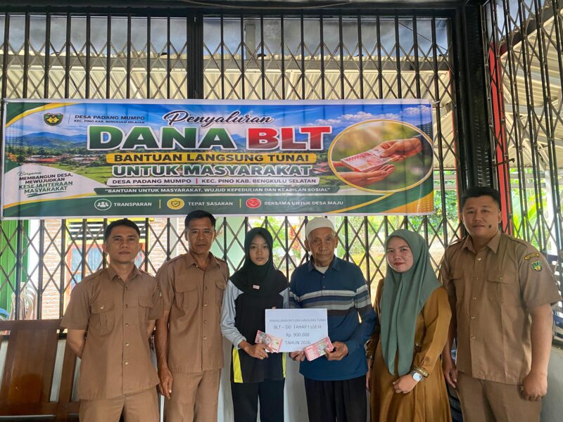Pemerintah Desa Padang Mumpo, Kecamatan Pino, Kabupaten Bengkulu Selatan, menyalurkan Bantuan Langsung Tunai Dana Desa (BLT DD) Tahun 2026 kepada Keluarga Penerima Manfaat (KPM) di kantor desa, Senin (11/5/2026). Foto: Dok. Istimewa