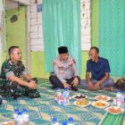 Kapolda Aceh Irjen Pol. Ruddi Setiawan bersama Pangdam Iskandar Muda Mayjen TNI Joko Hadi Susilo bertakziah ke rumah duka almarhum Pratu Galuh Nugraha di Kabupaten Aceh Timur sebagai bentuk penghormatan dan belasungkawa kepada keluarga, Minggu (26/7/2026). Foto: Dok. Istimewa