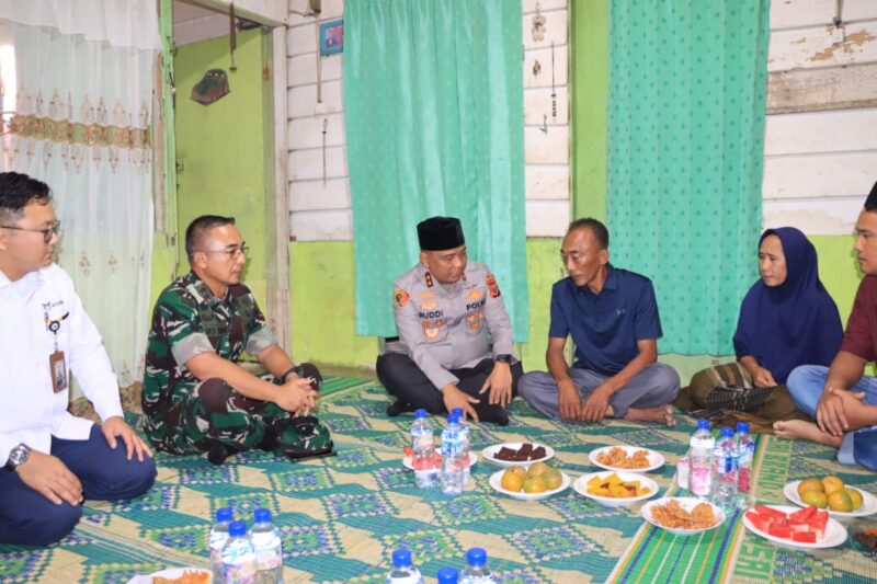 Kapolda Aceh Irjen Pol. Ruddi Setiawan bersama Pangdam Iskandar Muda Mayjen TNI Joko Hadi Susilo bertakziah ke rumah duka almarhum Pratu Galuh Nugraha di Kabupaten Aceh Timur sebagai bentuk penghormatan dan belasungkawa kepada keluarga, Minggu (26/7/2026). Foto: Dok. Istimewa