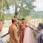 Bupati Aceh Barat Tarmizi meninjau progres pembangunan Jembatan Jambak–Canggai di Kecamatan Pante Ceureumen yang mulai dikerjakan untuk memulihkan akses masyarakat pascabanjir, Rabu (22/7/2026). Foto: Dok. Istimewa 