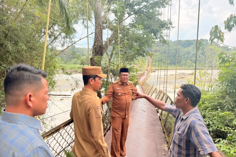 Bupati Aceh Barat Tarmizi meninjau progres pembangunan Jembatan Jambak–Canggai di Kecamatan Pante Ceureumen yang mulai dikerjakan untuk memulihkan akses masyarakat pascabanjir, Rabu (22/7/2026). Foto: Dok. Istimewa 