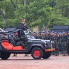 Wakapolda Aceh Brigjen Pol. Ari Wahyu Widodo, S.I.K., selaku Inspektur Upacara memeriksa barisan pasukan saat Upacara Peringatan Hari Bhayangkara ke-80 di Lapangan Merah Mapolda Aceh, Rabu (1/7/2026). Foto: Dok. Istimewa
