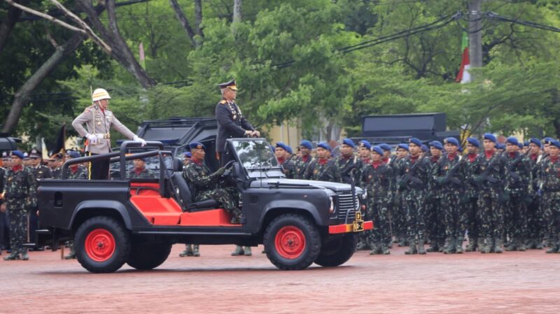 Wakapolda Aceh Brigjen Pol. Ari Wahyu Widodo, S.I.K., selaku Inspektur Upacara memeriksa barisan pasukan saat Upacara Peringatan Hari Bhayangkara ke-80 di Lapangan Merah Mapolda Aceh, Rabu (1/7/2026). Foto: Dok. Istimewa 