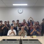 Kepala Bidang Pengelolaan Komunikasi Publik Kominsa Aceh, Alfajrian AB, bersama peserta Pertemuan Pembinaan Kapasitas Komunikasi Publik mengabadikan momen bersama usai kegiatan di Gedung Center of Excellence (CoE) Universitas Pendidikan Indonesia (UPI) Bandung, Selasa (21/7/2026). Foto: Dok. Istimewa