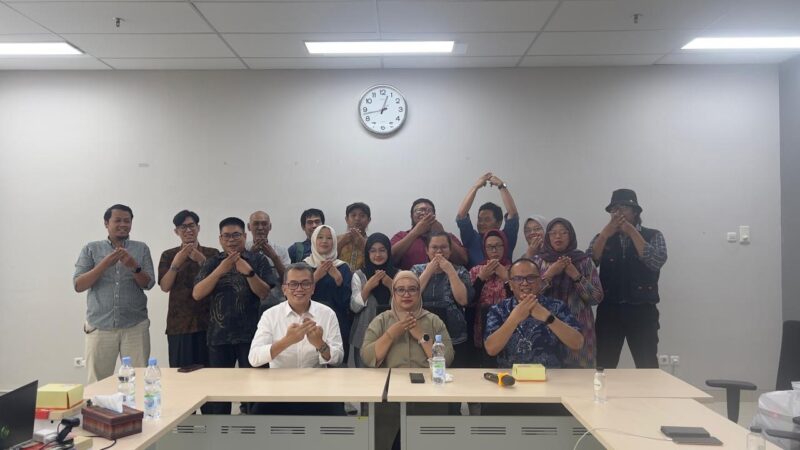 Kepala Bidang Pengelolaan Komunikasi Publik Kominsa Aceh, Alfajrian AB, bersama peserta Pertemuan Pembinaan Kapasitas Komunikasi Publik mengabadikan momen bersama usai kegiatan di Gedung Center of Excellence (CoE) Universitas Pendidikan Indonesia (UPI) Bandung, Selasa (21/7/2026). Foto: Dok. Istimewa