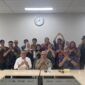 Kepala Bidang Pengelolaan Komunikasi Publik Kominsa Aceh, Alfajrian AB, bersama peserta Pertemuan Pembinaan Kapasitas Komunikasi Publik mengabadikan momen bersama usai kegiatan di Gedung Center of Excellence (CoE) Universitas Pendidikan Indonesia (UPI) Bandung, Selasa (21/7/2026). Foto: Dok. Istimewa