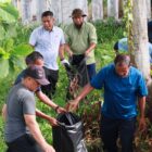ASN bersama jajaran Pemerintah Kabupaten Aceh Barat melaksanakan gotong royong membersihkan kawasan Lapangan Teuku Umar, Meulaboh, Jumat (3/7/2026). Foto: Dok. Istimewa