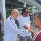 Ketua DPW PSI Aceh, T. Rival Amiruddin, didampingi Ketua DPD PSI Aceh Barat Daya, Salman Nas, berdialog dengan nelayan saat mengunjungi Tempat Pelelangan Ikan (TPI) Ujung Serangga, Kabupaten Aceh Barat Daya, Kamis (2/7/2026). Foto: Dok. Istimewa 