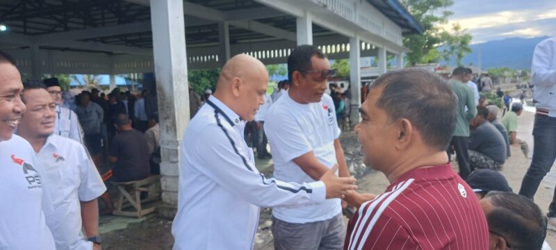 Ketua DPW PSI Aceh, T. Rival Amiruddin, didampingi Ketua DPD PSI Aceh Barat Daya, Salman Nas, berdialog dengan nelayan saat mengunjungi Tempat Pelelangan Ikan (TPI) Ujung Serangga, Kabupaten Aceh Barat Daya, Kamis (2/7/2026). Foto: Dok. Istimewa 