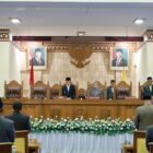 Bupati Aceh Barat Tarmizi SP, MM menghadiri rapat paripurna DPRK Aceh Barat dalam rangka pembahasan dan penetapan Rancangan Qanun Pertanggungjawaban Pelaksanaan APBK Tahun Anggaran 2025 di ruang sidang utama DPRK Aceh Barat, Selasa (7/7/2026). Foto: Dok. Istimewa
