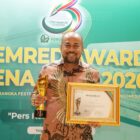 Direktur Utama PT Bank Aceh Syariah, Fadhil Ilyas, menerima Pemred Award 2026 kategori Corporate Leadership – The Best Communication pada Festival Forum Pimpinan Redaksi Multimedia Indonesia (FPRMI) di Hotel Alana, Yogyakarta, Sabtu (18/7/2026). Foto: Dok. Istimewa