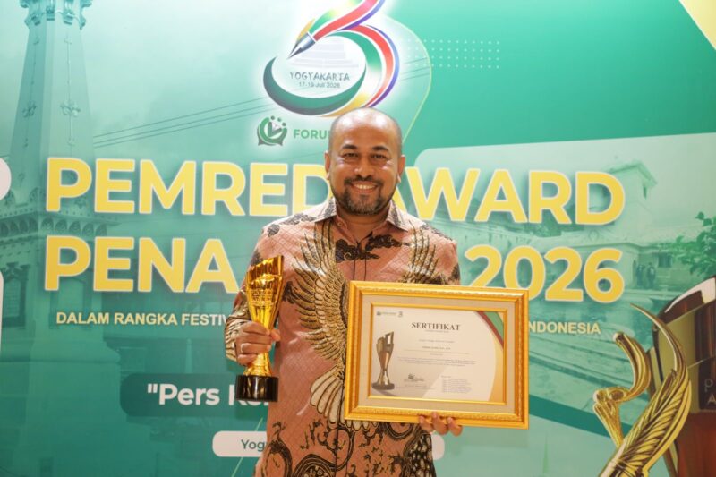 Direktur Utama PT Bank Aceh Syariah, Fadhil Ilyas, menerima Pemred Award 2026 kategori Corporate Leadership – The Best Communication pada Festival Forum Pimpinan Redaksi Multimedia Indonesia (FPRMI) di Hotel Alana, Yogyakarta, Sabtu (18/7/2026). Foto: Dok. Istimewa
