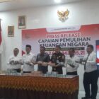 Kajari Aceh Jaya Badri Wasil (berbaju dinas) bersama unsur Pemerintah Kabupaten Aceh Jaya, Ketua Dprk dan pihak Bank Aceh memperlihatkan uang hasil pemulihan keuangan negara saat konferensi pers di Aula Kejari Aceh Jaya, Calang, Selasa (22/7/2026). Foto: Dok. Sanusi/NOA.co.id