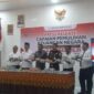Kajari Aceh Jaya Badri Wasil (berbaju dinas) bersama unsur Pemerintah Kabupaten Aceh Jaya, Ketua Dprk dan pihak Bank Aceh memperlihatkan uang hasil pemulihan keuangan negara saat konferensi pers di Aula Kejari Aceh Jaya, Calang, Selasa (22/7/2026). Foto: Dok. Sanusi/NOA.co.id