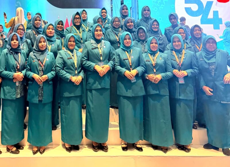 Ketua TP PKK Kabupaten Aceh Barat, Ny. Afrinda Novalia, bersama Staf Ahli TP PKK Aceh Barat, Ny. Lisa Nazmi, berfoto bersama Ketua TP PKK provinsi, kabupaten, dan kota dari seluruh Indonesia usai pembukaan Hari Kesatuan Gerak (HKG) PKK Nasional ke-54 di Hotel Claro, Makassar, Kamis (9/7/2026). Foto: Dok. Istimewa 