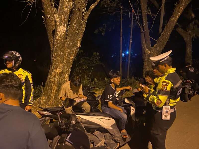 Petugas Satlantas Polres Abdya memeriksa kelengkapan kendaraan dan memberikan himbauan tertib lalu lintas. Foto. Dok. Teukunizar/noa.co.id