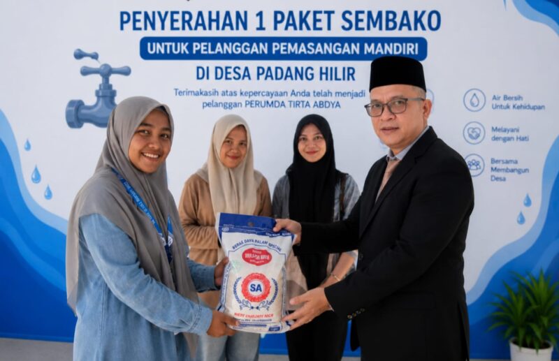 Direktur Perumdam Tirta Abdya, Riza Ariffandi menyerahkan bingkisan sembako kepada petugas sebelum diserahkan kepada pelanggan baru. Foto. Dok. Teukunizar/noa.co.id