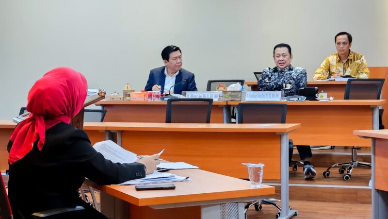Bamsoet saat menguji sidang tertutup mahasiswa Program Pascasarjana Doktor Ilmu Hukum Universitas Borobudur.