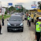 Satlantas Polres Abdya menertibkan antrian BBM di sejumlah SPBU. Foto. Dok. Teukunizar/noa.co.id