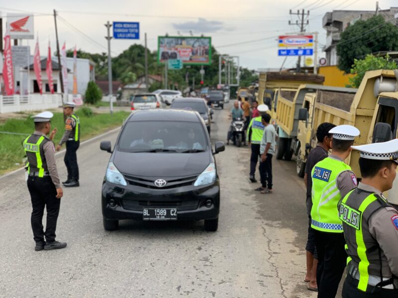 Satlantas Polres Abdya menertibkan antrian BBM di sejumlah SPBU. Foto. Dok. Teukunizar/noa.co.id