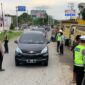 Satlantas Polres Abdya menertibkan antrian BBM di sejumlah SPBU. Foto. Dok. Teukunizar/noa.co.id