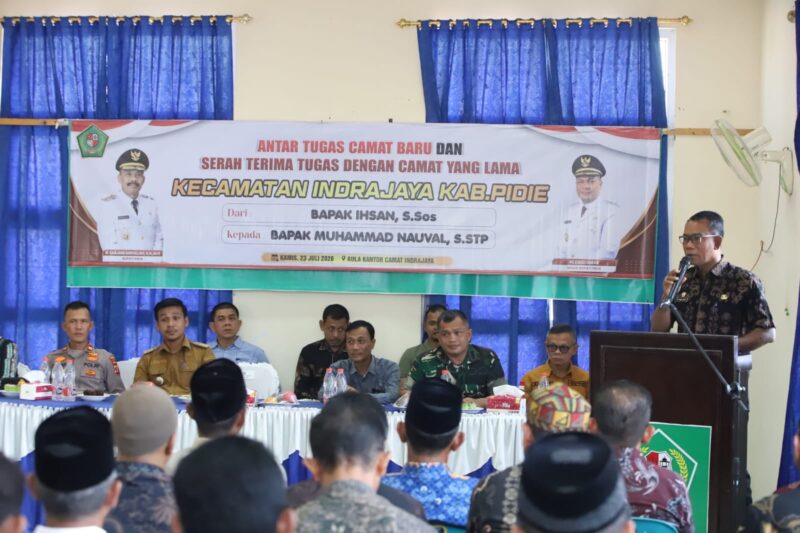 Sekda Pidie Samsul Azhar, memberi arahan saat antar tugas Camat Indrajaya, Kamis (23/7/2026) (Foto.Amir Sagita.NOA.co.id).