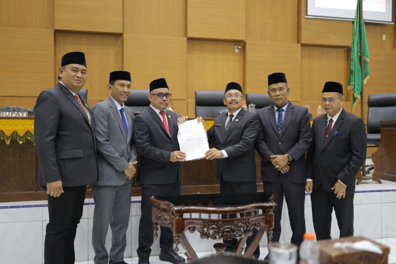 Bupati Pidie Sarjani Abdullah menyerahkan nota LPJ tahun 2025 kepada Ketua DPRK Pidie, Anwar Sastra Putra di gedung Dewan setempat, Kamis (23/7/2026) (Foto.IST).