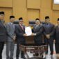 Bupati Pidie Sarjani Abdullah menyerahkan nota LPJ tahun 2025 kepada Ketua DPRK Pidie, Anwar Sastra Putra di gedung Dewan setempat, Kamis (23/7/2026) (Foto.IST).