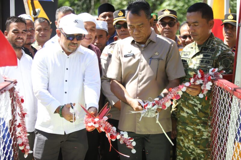 Sekda Pidie, Samsul Azhar didampingi Ketua DPRK Pidie, Anwar Sastra Putra, memotong pita saat meresmikan jembatan di Gampong Ulee Tuteu, Kecamatan Mutiara Timur, Jumat (23/7/2026) (Foto.IST).