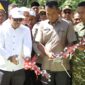 Sekda Pidie, Samsul Azhar didampingi Ketua DPRK Pidie, Anwar Sastra Putra, memotong pita saat meresmikan jembatan di Gampong Ulee Tuteu, Kecamatan Mutiara Timur, Jumat (23/7/2026) (Foto.IST).