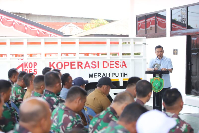 Wabup Pidie, Alzaizi memberi arahan pada penyerahan sarana dan prasarana untuk Koperasi Desa Merah Putih di Makodim 0102/Pidie, Sabtu (25/7/2016) (Foto.IST).