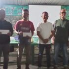 Zulkarnain berfoto bersama dengan para pemenang tebak juara piala dunia. Foto. Dok. Teukunizar/noa.co.id