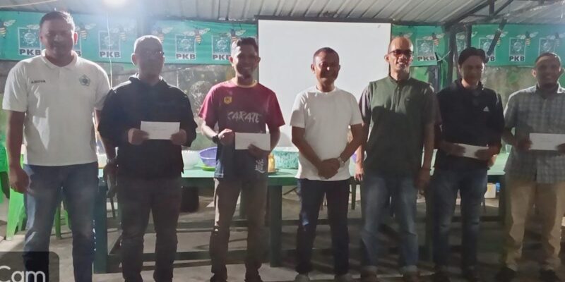 Zulkarnain berfoto bersama dengan para pemenang tebak juara piala dunia. Foto. Dok. Teukunizar/noa.co.id