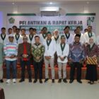 Wabup Pidie, Alzaizi foto bersama usai melantik pengurus HMI Kabupaten Pidie, Selasa (28/7/2026) (Foto.IST).