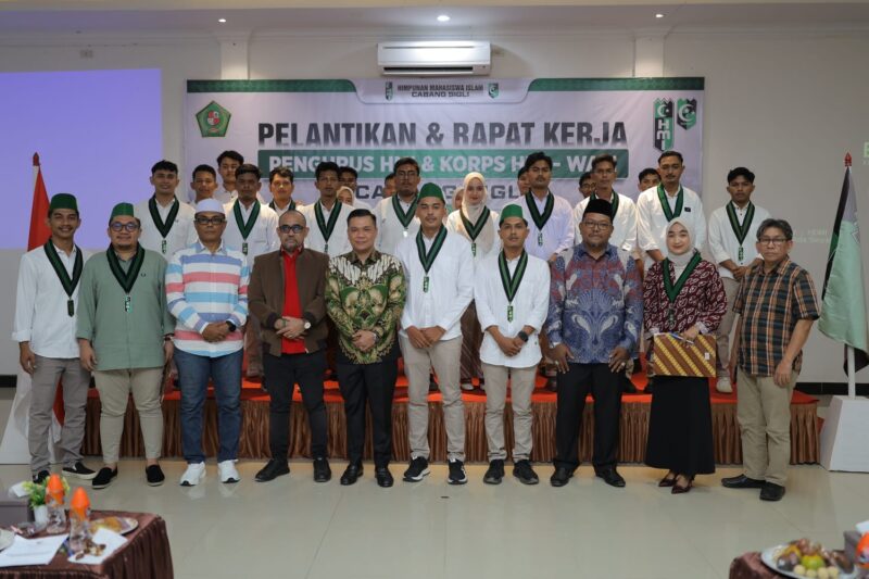 Wabup Pidie, Alzaizi foto bersama usai melantik pengurus HMI Kabupaten Pidie, Selasa (28/7/2026) (Foto.IST).