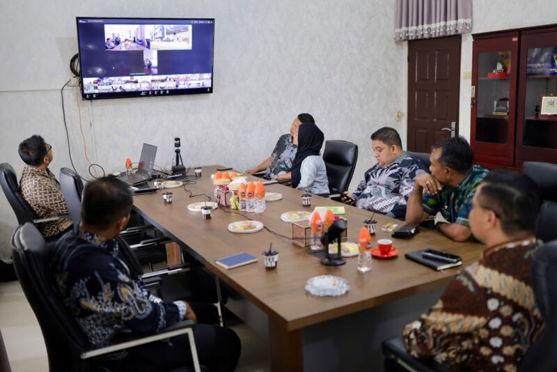 Wabup Pidie, Alzaizi mengikuti rapat diruang kerjanya persoalan fiskal, Kamis (30/7/2026) (Foto.IST).