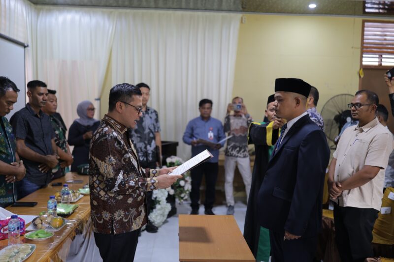 Wabup Pidie, Alzaizi saat melantik Umum Mukim Bangkeh Kecamatan Geumpang, Kamis (30/7/2026) (Foto.IST).