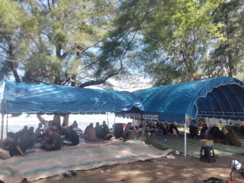 Posko keluarga pencarian korban terseret arus di Ujong Manggeng. Foto. Dok. Teukunizar/noa.co.id