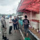 Kabid Trantibum Hasmar Zairi bersama petugas mengarahkan pedagang agar menempati lokasi yang telah ditentukan. Foto. Dok. Teukunizar/noa.co.id