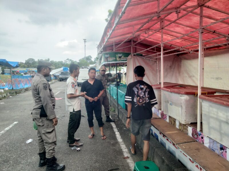 Kabid Trantibum Hasmar Zairi bersama petugas mengarahkan pedagang agar menempati lokasi yang telah ditentukan. Foto. Dok. Teukunizar/noa.co.id