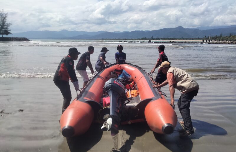 Tim TRC dari BPBK Abdya kembali memulai penyisiran dari sekitaran korban terseret arus. Foto. Dok. Teukunizar/noa.co.id