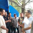 Plt. Sekda Abdya, Amrijal S.Sos saat mengunjungi posko korban terseret arus di Ujong Manggeng. Foto. Dok. Teukunizar/noa.co.id