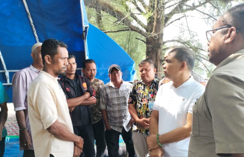 Plt. Sekda Abdya, Amrijal S.Sos saat mengunjungi posko korban terseret arus di Ujong Manggeng. Foto. Dok. Teukunizar/noa.co.id