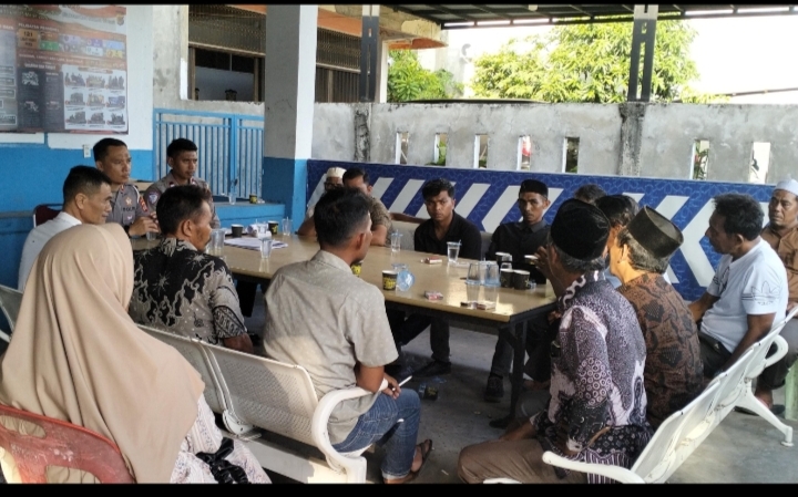 Kasat Lantas polres Abdya, Iptu Sutari Maladi Pane didampingi PS. Kanit Laka Polres Abdya Aipda Febri Askar memfasilitasi warga memanfaatkan mekanisme keadilan restoratif (restorative justice) sebagai alternatif penyelesaian perkara kecelakaan lalu lintas yang memenuhi ketentuan hukum. Foto. Dok. Teukunizar/noa.co.id