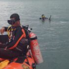 Rim SAR melakukan penyelaman di lokasi titik awal korban terseret arus di Ujong Manggeng. Foto. Dok. Teukunizar/noa.xo.id