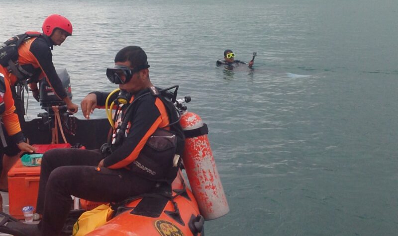 Rim SAR melakukan penyelaman di lokasi titik awal korban terseret arus di Ujong Manggeng. Foto. Dok. Teukunizar/noa.xo.id